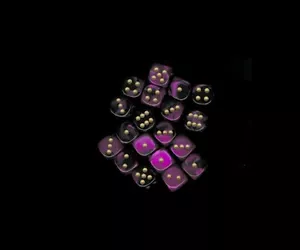 WARHAMMER 40K BLK PURP W/GOLD DICE BLOCK 12MM CHX26840 - Picture 1 of 1