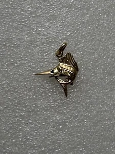 14k Gelbgold Segelfisch Marlin Anhänger / Charm, mit rundem Saphir Auge - Bild 1 von 3