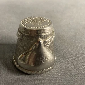 Vintage 1981 HERSHEY'S KISSES Nicholas Gish Colonial Pewter Thimble Collectible - Picture 1 of 4