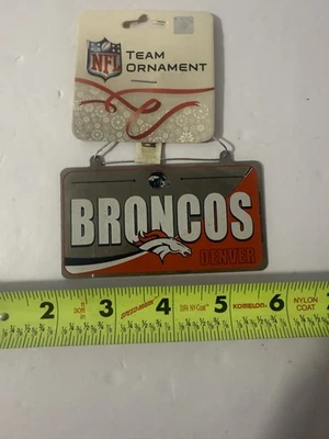 Placa de metal de los Denver Broncos, comercializada como adorno del equipo de la NFL.   Foto 1 de 4
