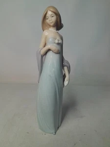1988-?? Lladro INGENUE 8" 20.25cm Figurine 5487 Girl Long Dress Pearl Necklace - Picture 1 of 7