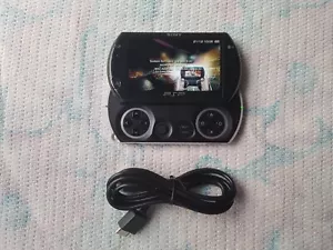 Sony PSP Go Console Black Version 6.20 + 6 Games + USB Charger - Picture 1 of 4