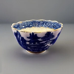 Ciotola da tè bianca e blu Caughley dot con bordi dorati c. 1780 - Foto 1 di 7