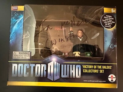 Firmado Doctor Who Victory of the Daleks Juego de Coleccionistas SDCC Ian McNeice RARO Foto 1 de 4