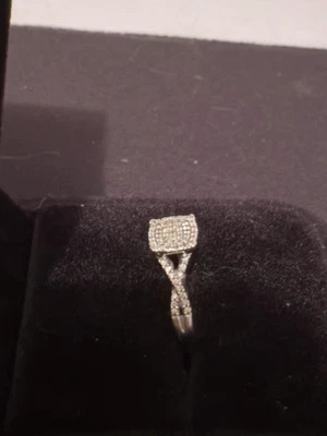 10 Kt. White Gold Diamond Cluster Ring Size 7 - Image 1 of 4