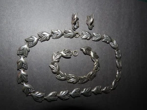 NAPIER NECKLACE EARRINGS BRACELET SET SILVER PLATE SIGNED EARLY PARURE SET - Picture 1 of 2