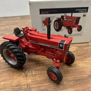SCALE MODELS 1/16 IH INTERNATIONAL HYDRO 100 FARM TRACTOR 2017 ONTARIO TOY SHOW - Picture 1 of 17
