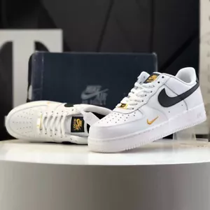 Scarpe Sportive AIR FORCE 1 '07 Bassa Bianco/Nero/Oro Scarpe Da Ginnastica - Foto 1 di 6