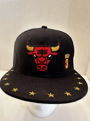 Escasa, quizás rara New Era se adapta a Bulls Wade 3. Cuernos de oro Red Bull negros sobre negros Foto 1 de 4