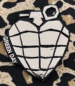 GREEN DAY Metal Pin Badge rockers punk - Picture 1 of 2