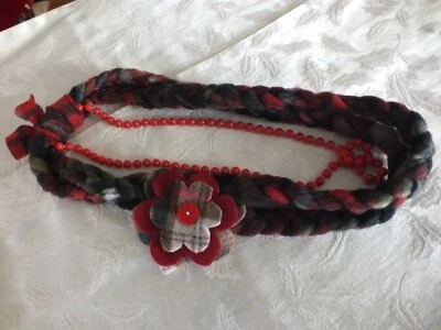 Collar bufanda polar reciclado reutilizado trenzado hecho a mano flor rojo cuentas cuello Foto 1 de 2