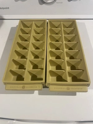 Dos bandejas de cubitos de hielo de plástico apilables eléctricas generales de almendra originales vintage G E Foto 1 de 2