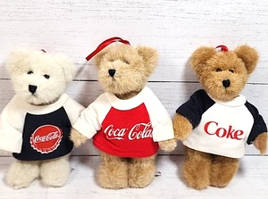 BOYD'S Collection Teddybären mit Coca-Cola Shirts auf Plüsch Ornamenten 3 Stück - Bild 1 von 9