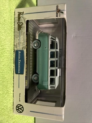 M2 Machines 1962 VW Microbus Deluxe USA Model - 32500 14-02 NRFB Green 1:64 - Image 1 of 4