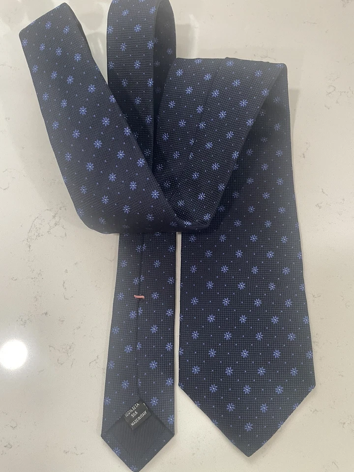 Corbata Luigi Borrelli en azul con flores azul claro Foto 1 de 3