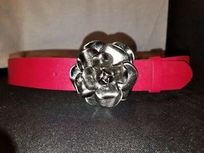 LNWO -M- BETSEY JOHNSON ROJO imitación Lea. CINTURÓN HEBILLA FLOR TONO PLATA BBP1151 Foto 1 de 4