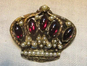 Pin Corona Retro Imitación Perla Imitación Granate Acentos - Imagen 1 de 6