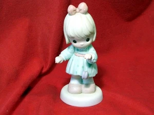 Precious Moments Figur 490318 GOTT KENNT UNSERE AUF UND AB Mädchen mit Yoyo - Bild 1 von 5