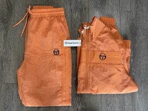 Chándal Completo Sergio Tacchini Fredo Mandarina Talla Mediana Nuevo con Etiquetas - Imagen 1 de 9