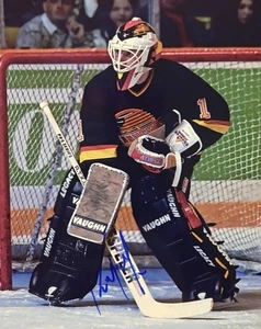 Kirk MCLEAN Signed 8x10 Photo! Vancouver Canucks GOALIE LEGEND! W/COA - Picture 1 of 3