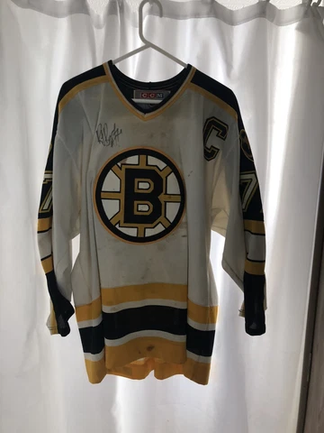 Autographed Ray Bourque Boston Bruins Jersey Cover