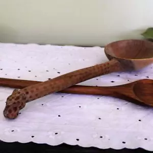Juego de 2 cucharas para ensalada de madera de jirafa talladas a mano vintage - Imagen 1 de 3