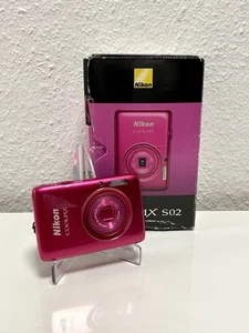 Rarität - Nikon Coolpix S02 Pink Rosa / Ultra Kompakte Digitalkamera / Geprüft ✅ - Bild 1 von 8