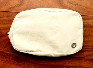 NWT LULULEMON Everywhere Crossbody Belt Bag Shoulder White Opal/Raw Linen/White - Picture 1 of 5