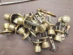 Pomello porta ottone vintage grande lotto ricambi fabbro serrature chiavi maniglia cilindro serratura - Foto 1 di 3