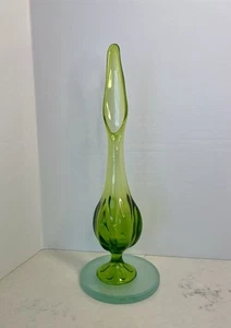 Wikinger Avocado grün 6 Blütenblätter geschwungene Vase 16 cm  - Bild 1 von 4