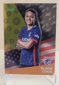 2023 PARKSIDE NWSL VOLUME 2 ALANA COOK INSERTO OCEANIA #23 OL REIGN - Foto 1 di 2