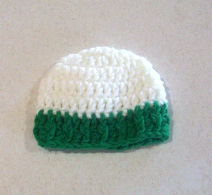 Häkel weiß mit grün gerippter Zierleiste Kappe 18" Puppe - Bild 1 von 1