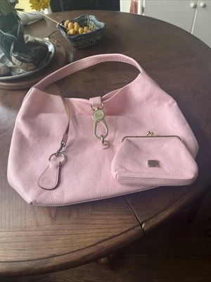 Dooney & Bourke Cuero Guijarro Rosa, Gancho de Bloqueo con Logotipo, Asa Superior Hobo y Monedero Foto 1 de 4