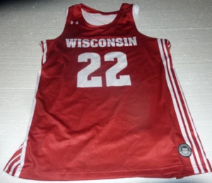 Camiseta deportiva de baloncesto Under Armour de la Universidad de Wisconsin Badgers pequeña nueva sin etiquetas - Imagen 1 de 5
