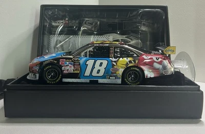 Camry 2010 Kyle Busch M&M Elite 17 de 25 oro blanco en perfecto estado escala 1:24 Foto 1 de 4