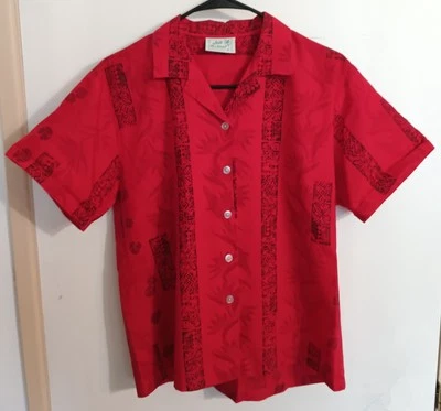 Moda de jade hawaiana mediana. Silueta tribal roja y negra y pájaro del paraíso. Foto 1 de 4