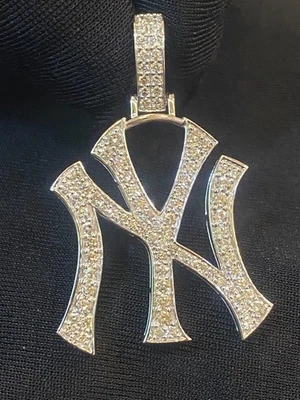 Colgante personalizado de diamantes creados en laboratorio de corte redondo de 3 quilates enchapado en oro blanco de 14 quilates de Nueva York para hombre Foto 1 de 4