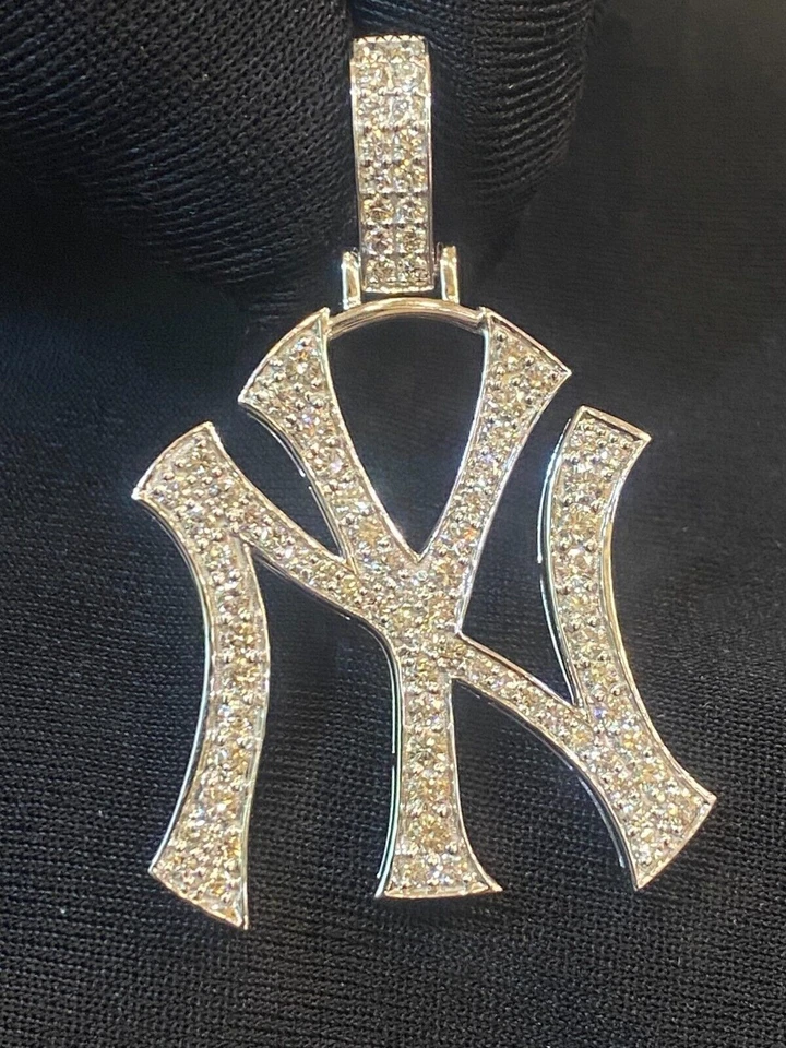 Colgante personalizado de diamantes creados en laboratorio de corte redondo de 3 quilates enchapado en oro blanco de 14 quilates de Nueva York para hombre Foto 1 de 4