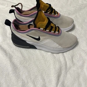 Nike Air Max Motion 2 Schuhe Damengröße 7,5 Laufen AO0352-104 Turnschuhe sportlich - Bild 1 von 12