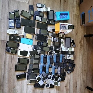 74 JOB LOT PHONES TABLETS IPHONES FOR PARTS BROKEN GOLD RECOVERY REPAIR PARTS - Foto 1 di 13