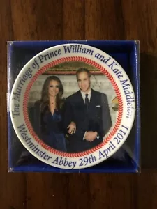 NIB PRINCE WILLIAM AND KATHERINE MIDDLETON COLLECTIBLE PLATE WITH STAND - SEALED - Picture 1 of 2