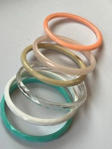 Lotto bracciali vintage in plastica trasparente bianco menta verde sfaccettato pesca marrone chiaro - Foto 1 di 12