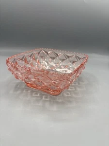 Ciotola in vetro diamantato rosa con gancio ancoraggio vintage con bordo a denti seghettati - Foto 1 di 5
