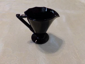 Vintage Art Deco Milchkännchen mit schwarzem Glasfuß und gewelltem Rand EUC! - Bild 1 von 6