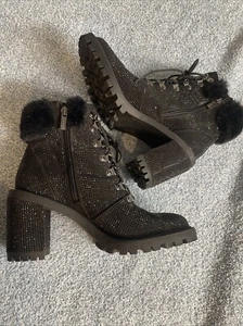 New Jessica Simpson Women's Deliah Metallic Faux Fur Black Booties, Size US. 8.5 - Picture 1 of 5