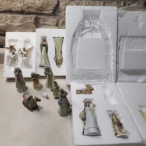 HAWTHORNE VILLAGE Natività BENEDIZIONI CELESTI La Sacra Famiglia Statuine con Base  - Foto 1 di 19