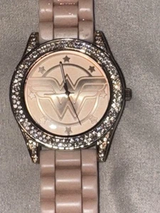 Wonder Woman Accutime Uhr Damen 41 mm rosegoldfarben Logo DC Comic - Bild 1 von 5