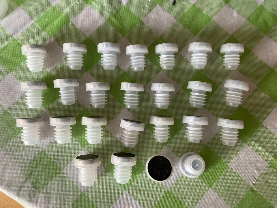 Lote de 24 tapones de vino de plástico. Nuevo. Nunca usado. Foto 1 de 1