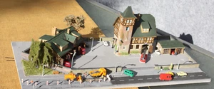 Feuerwache an Straßenzug mit Baustelle Diorama N-Spur, 14 Fzge, 11 x Licht - Bild 1 von 23