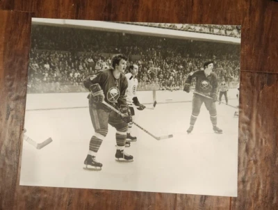 Fotografía en blanco y negro de Gilbert Perreault 16x20 BUFFALO SABLES conexión francesa Foto 1 de 2